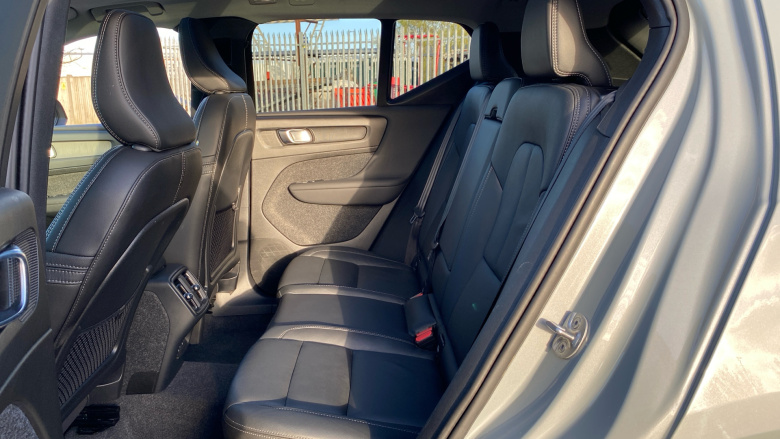 Volvo XC40 2.0 B4P Ultra Dark 5dr Auto Petrol Estate